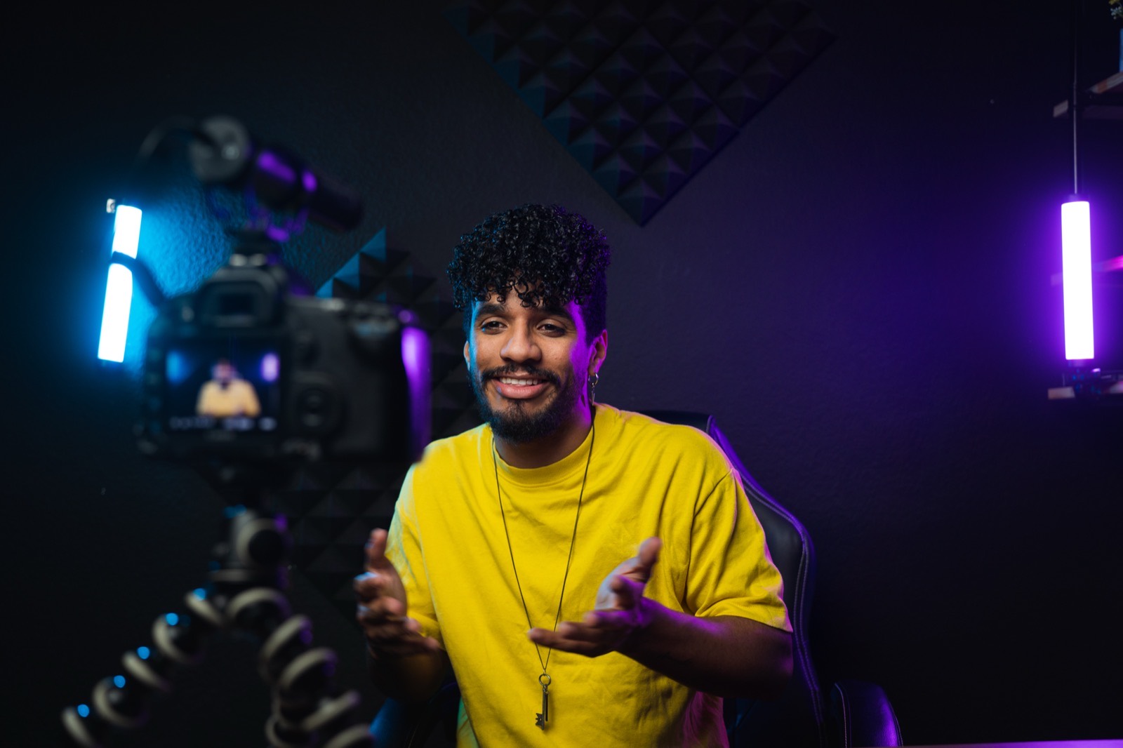 Cr&eacute;ateur en studio sous des lumi&egrave;res color&eacute;es