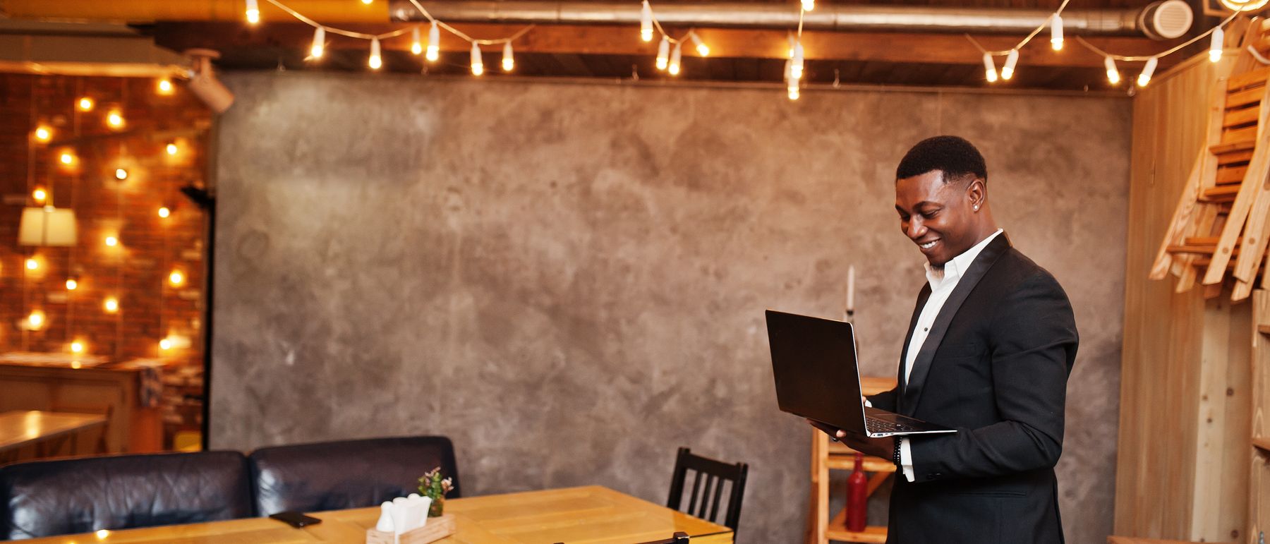 Entrepreneur travaillant sur son ordinateur portable dans son etablissement