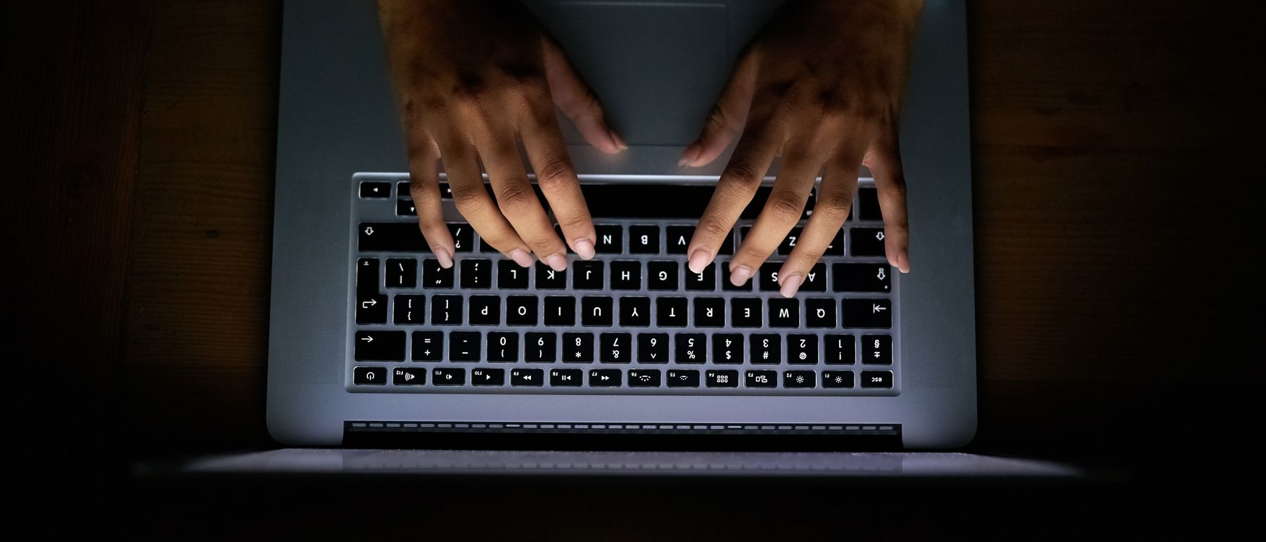 Mains sur un clavier d'ordinateur portable pendant la creation du site