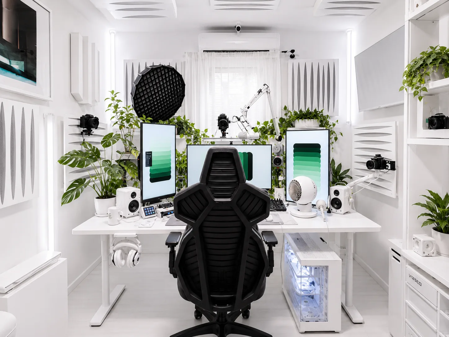 Vue d'ensemble du studio blanc : triple &eacute;cran, PC watercooling, panneaux acoustiques